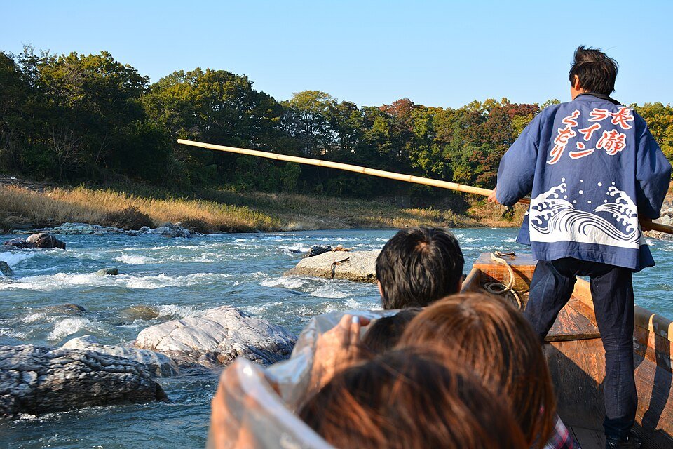 温泉浴場の湯けむりと窓からの眺め