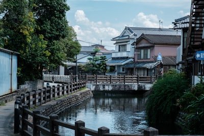 東海道の石畳と古い看板