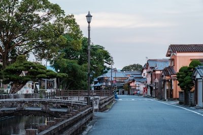 店先の軒下と涼しい影
