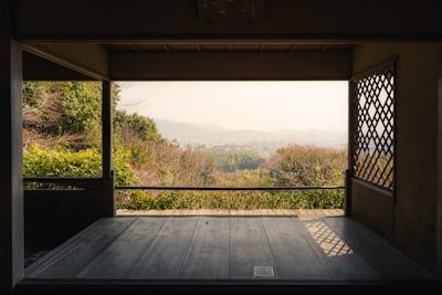 夕方の温泉街の風景と遠くに見える山々
