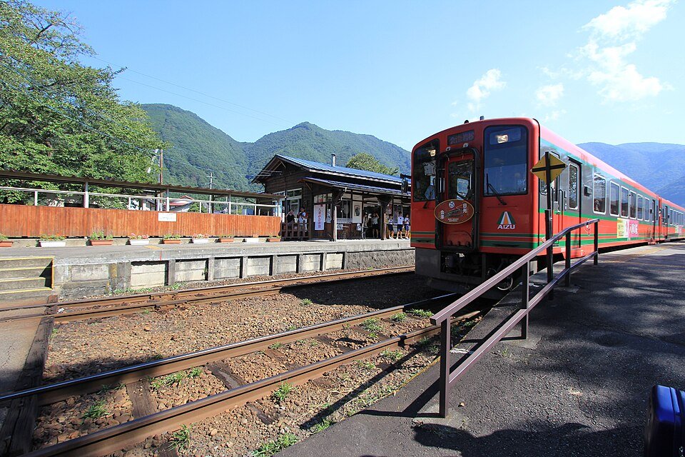 鶴ヶ城の白い壁と城郭