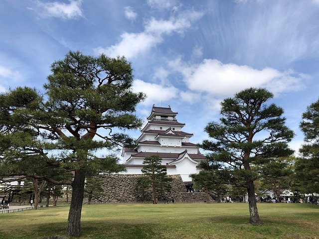 会津若松の古い街並みと新緑。歴史の町の風景