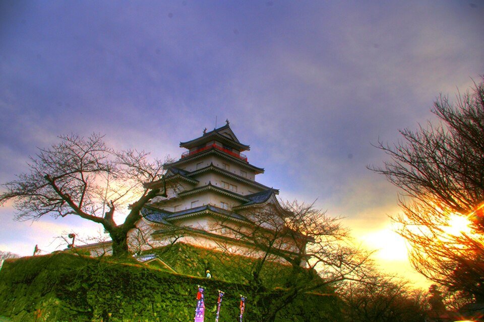 会津の日本酒を注ぐ夜の宿での時間