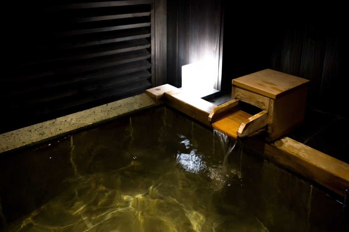 秋保温泉の白濁した湯に浸かる親子