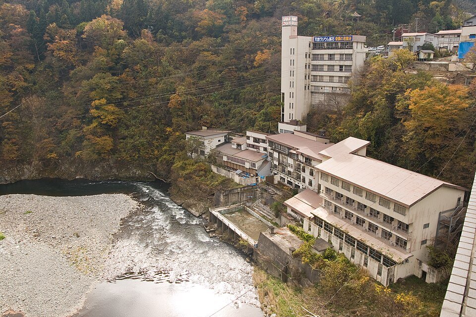 月光に映る川面の静寂