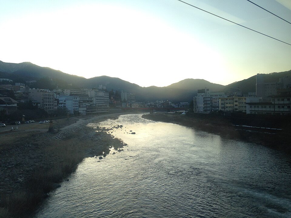 下呂温泉の飛騨川沿い、夕暮れ時の温泉街風景