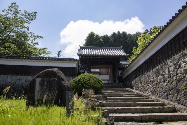 岩村本通りの江戸情緒を感じさせる古い商家の外観