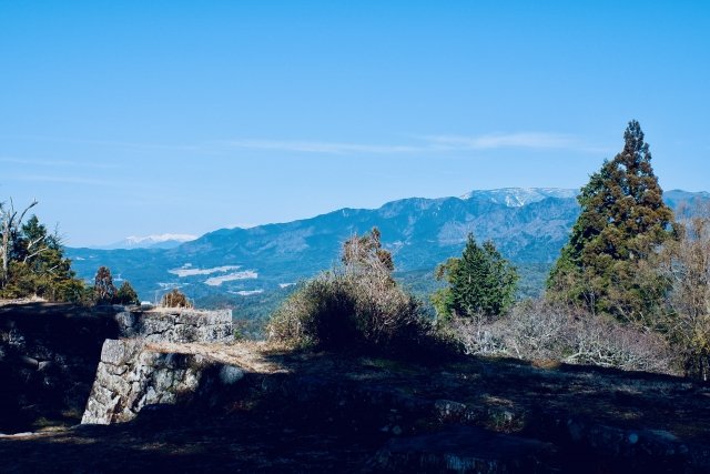 山道に残る古い石垣、積み重ねられた歴史