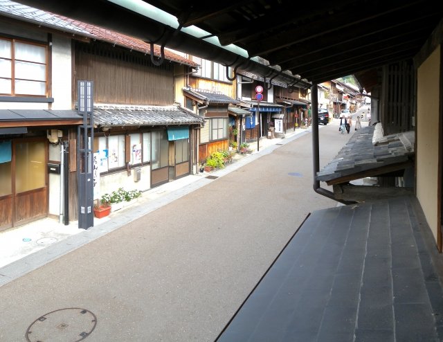 岩村本通りの白壁と古い建物