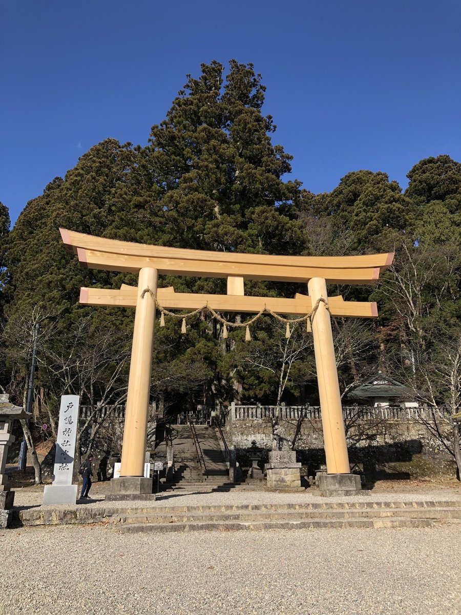 戸隠神社の大きな鳥居と参道