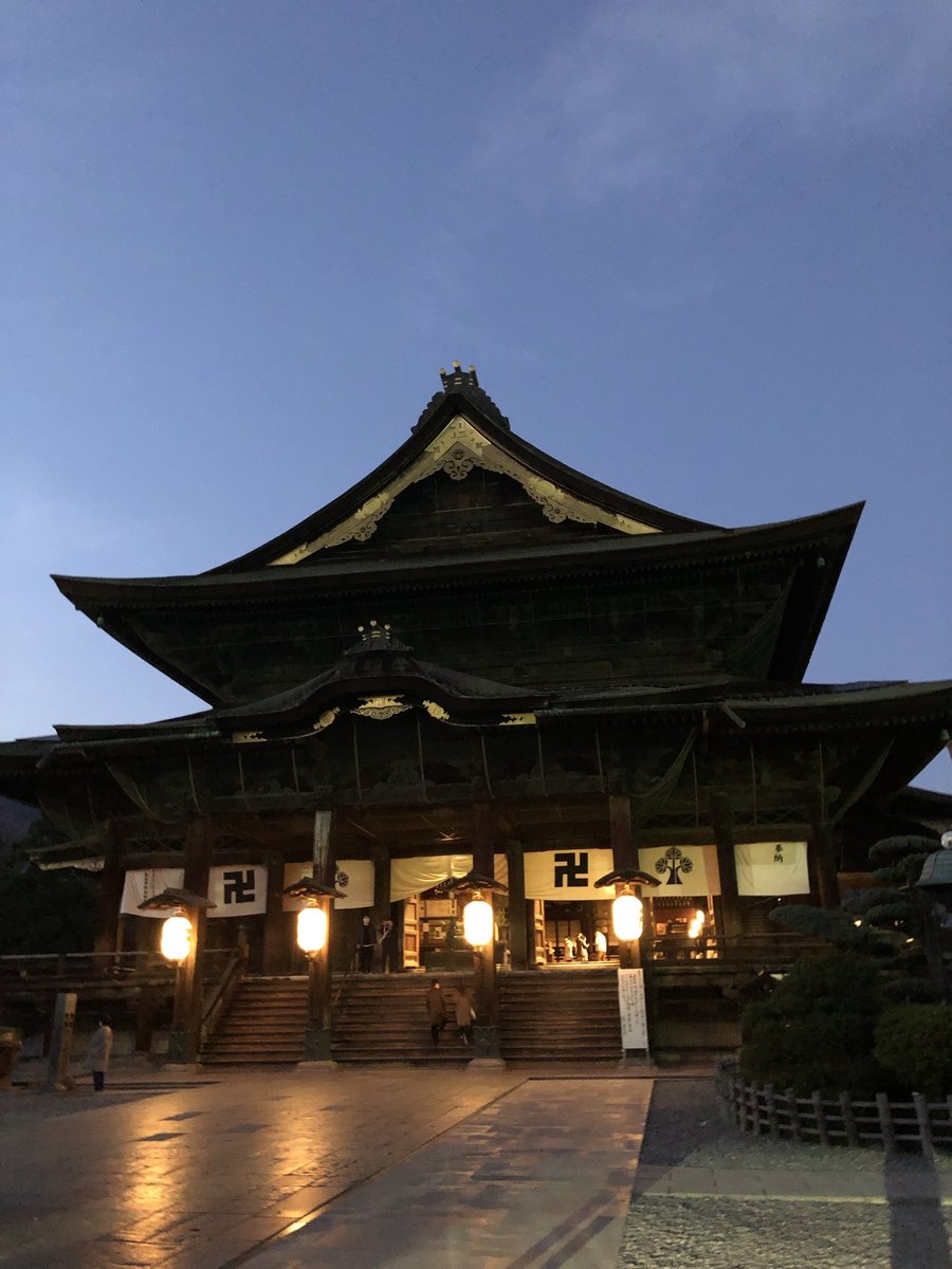 夜、ライトアップされた善光寺本堂