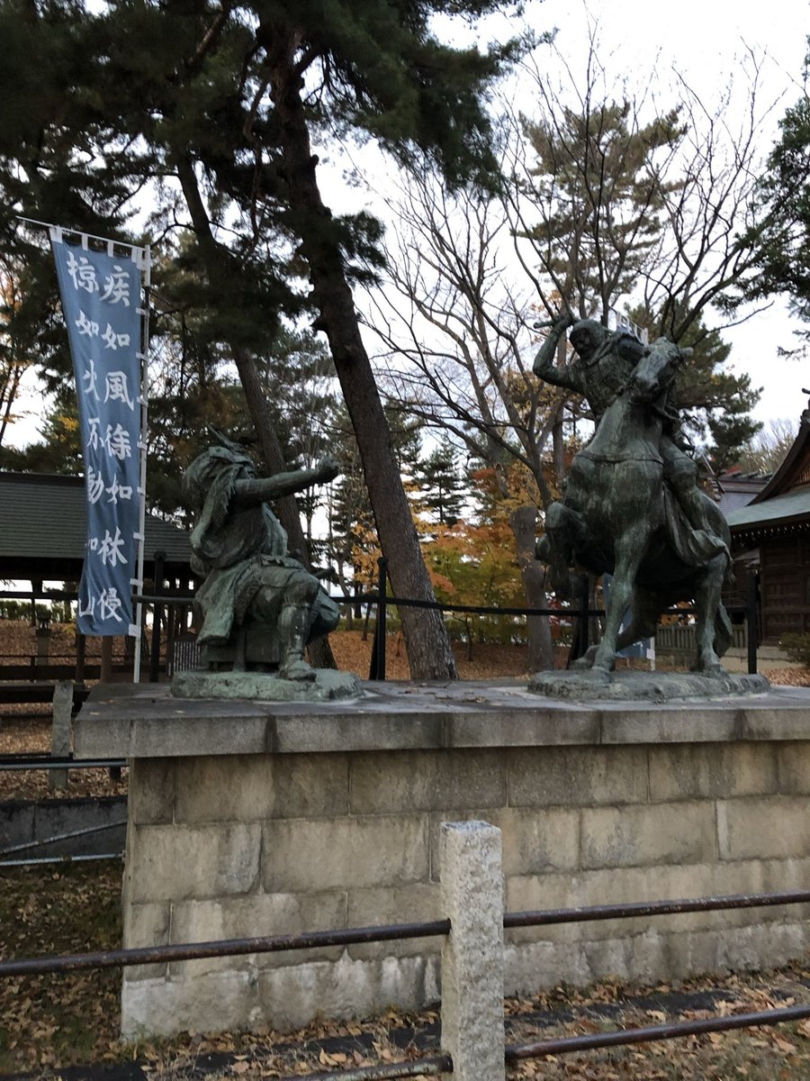 武田信玄と上杉謙信の一騎討ちの像