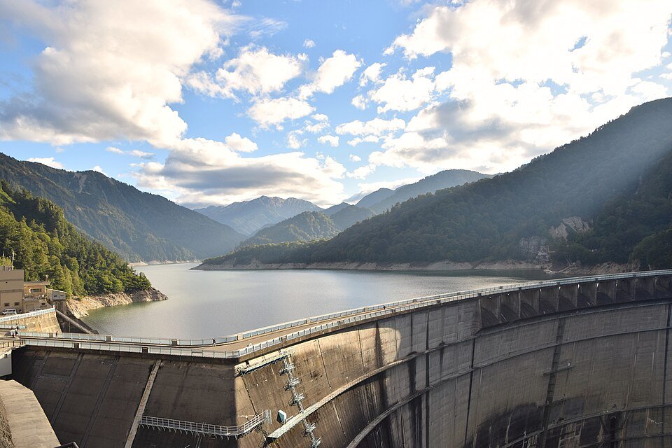 山に囲まれたダム湖と堤防（イメージ）
