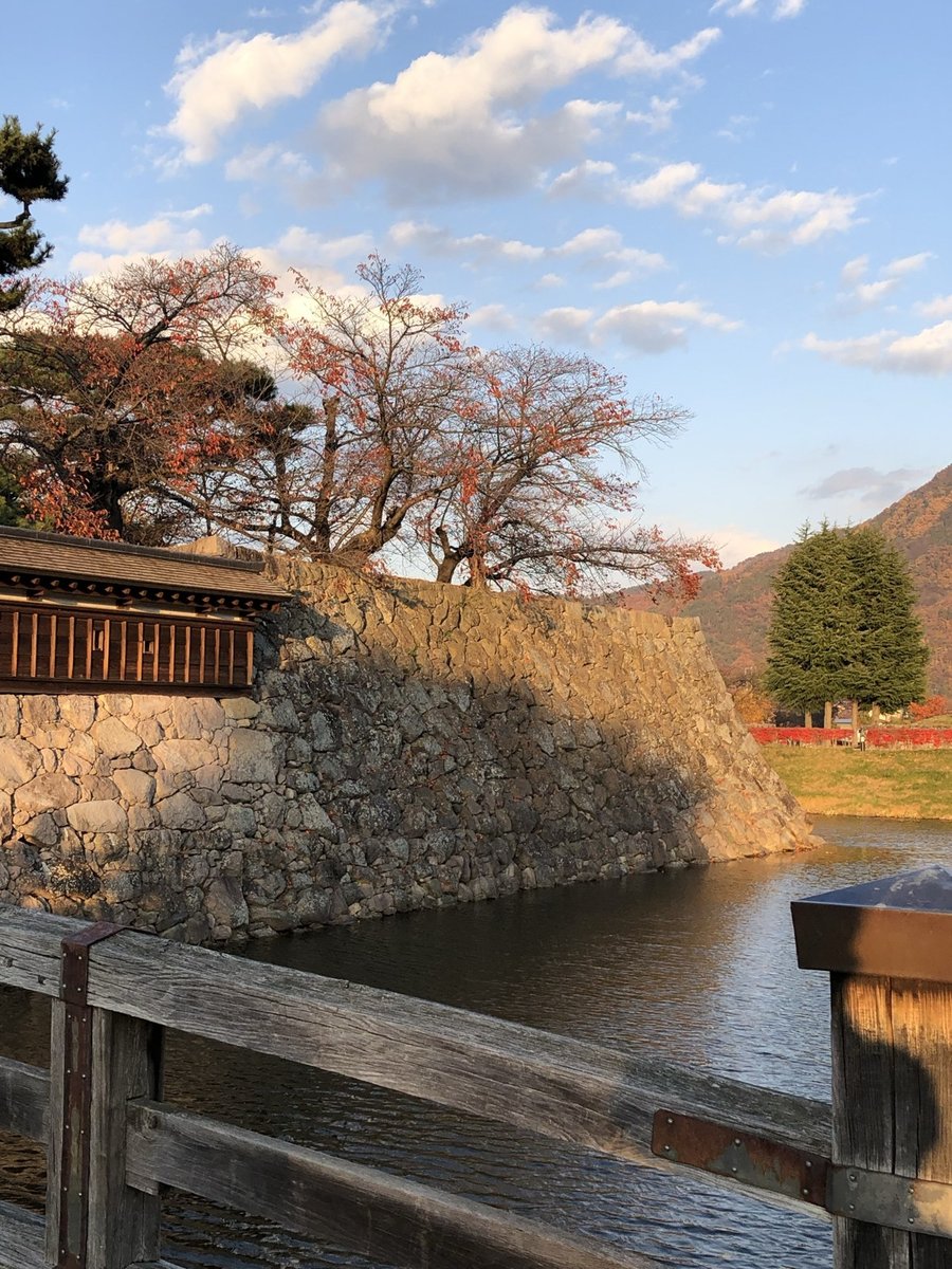 松代城の堀と石垣、木橋の欄干越しに見た秋の景色
