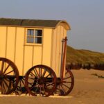【その手があったか！】キャンプの荷物整理が楽に…キャプテンスタッグの新作ワゴンテーブルが地味に優秀