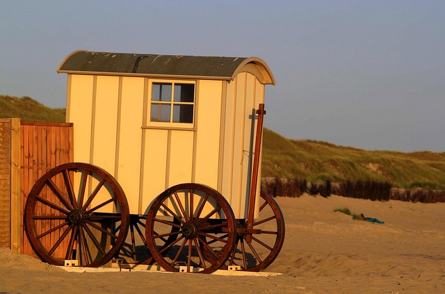 【その手があったか！】キャンプの荷物整理が楽に…キャプテンスタッグの新作ワゴンテーブルが地味に優秀